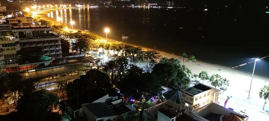 ชายหาดพัทยาเงียบสงบ ชาวไทยเชื้อสายจีนออกนั่งกินที่ยวริมหาดอย่างสบายใจ