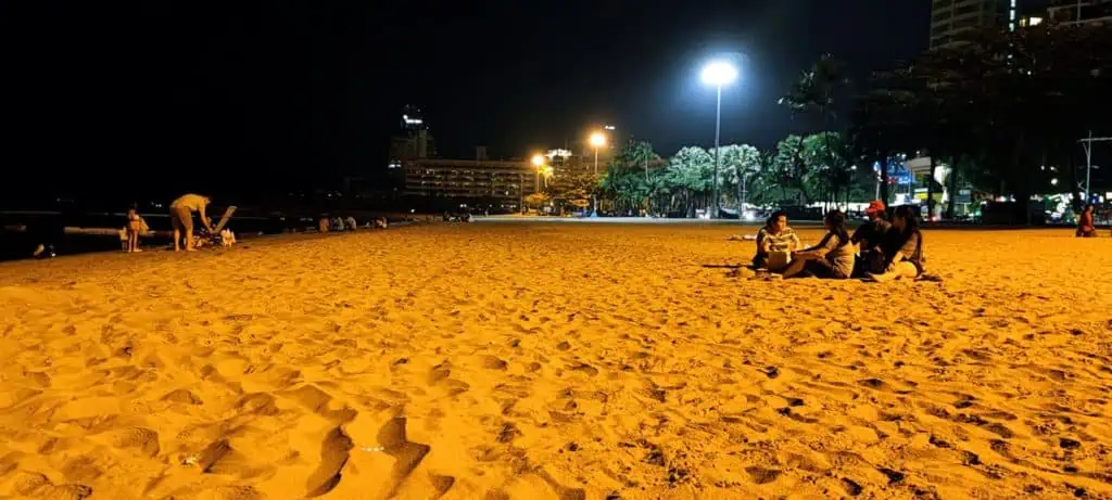 ชายหาดพัทยาเงียบสงบ ชาวไทยเชื้อสายจีนออกนั่งกินที่ยวริมหาดอย่างสบายใจ