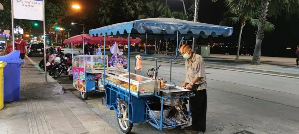 ชายหาดพัทยาเงียบสงบ ชาวไทยเชื้อสายจีนออกนั่งกินที่ยวริมหาดอย่างสบายใจ