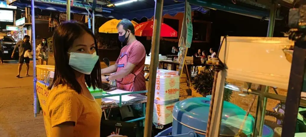 ชายหาดพัทยาเงียบสงบ ชาวไทยเชื้อสายจีนออกนั่งกินที่ยวริมหาดอย่างสบายใจ