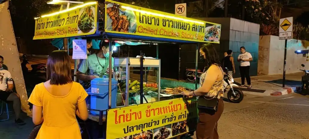 ชายหาดพัทยาเงียบสงบ ชาวไทยเชื้อสายจีนออกนั่งกินที่ยวริมหาดอย่างสบายใจ