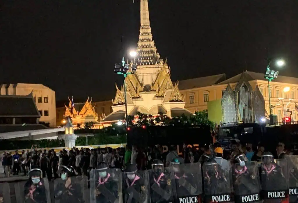 แนวร่วมธรรมศาสตร์และการชุมนุมแถลงการณ์ยืนยันชุมนุมไร้ความรุนแรง ระบุเจ้าหน้าที่ไม่มีสิทธิ์ใช้ความรุนแรงกับประชาชน