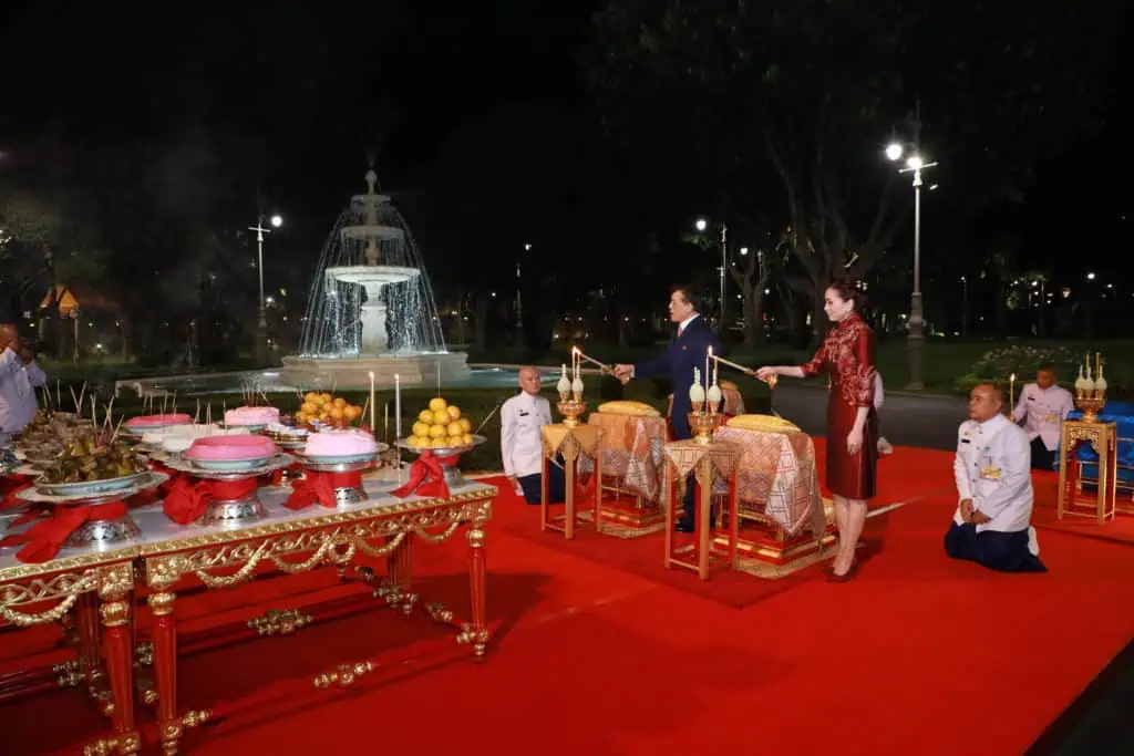 ในหลวง-พระราชินี ทรงประกอบพิธีสังเวยพระป้ายในเทศกาลตรุษจีน