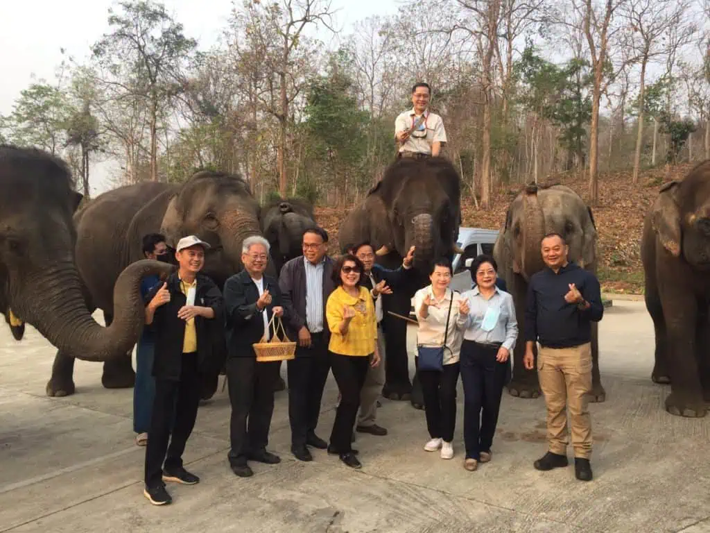 ที่นี่รักช้าง โดย วีระศักดิ์ โควสุรัตน์ ส.ว.