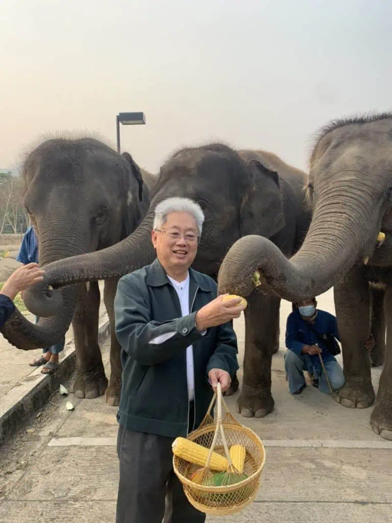 ที่นี่รักช้าง โดย วีระศักดิ์ โควสุรัตน์ ส.ว.