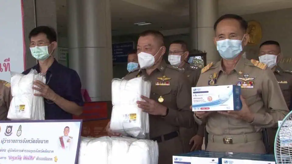 ตำรวจภูธรจังหวัดชัยนาทมอบชุด PPE และอุปกรณ์ทางการแพทย์สนับสนุนบุคลากรที่ปฏิบัติการป้องกันโควิด-19