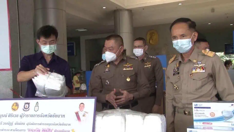 ตำรวจภูธรจังหวัดชัยนาทมอบชุด PPE และอุปกรณ์ทางการแพทย์สนับสนุนบุคลากรที่ปฏิบัติการป้องกันโควิด-19