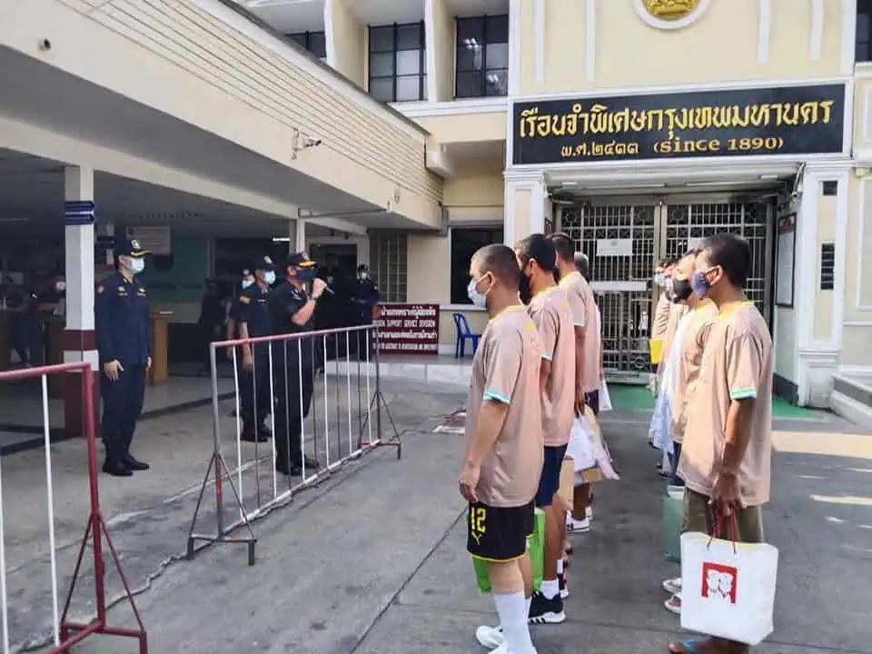 รมว.ยุติธรรมเร่งประสาน "อนุทิน ชาญวีรกูล" ขอวัคซีนฉีดผู้ต้องขัง หลังพบในเรือนจำมีผู้ติดเชื้อนับหมื่นราย ปัดข่าวเด้งอธิบดีราชทัณฑ์ - ผบ.เรือนจำเชียงใหม่ เผยแค่คาดโทษ