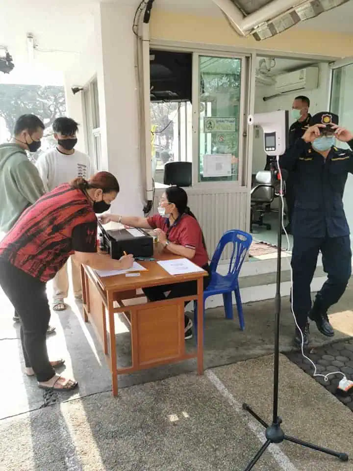 รมว.ยุติธรรมเร่งประสาน "อนุทิน ชาญวีรกูล" ขอวัคซีนฉีดผู้ต้องขัง หลังพบในเรือนจำมีผู้ติดเชื้อนับหมื่นราย ปัดข่าวเด้งอธิบดีราชทัณฑ์ - ผบ.เรือนจำเชียงใหม่ เผยแค่คาดโทษ