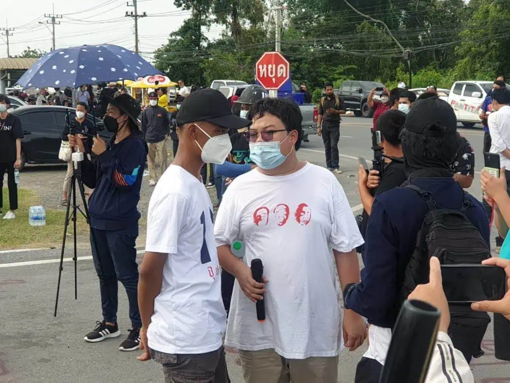 “เพนกวิน” นำกลุ่มราษฎร รวมตัวสาดสีใส่ตำรวจควบคุมฝูงชนหน้า ตชด ภาค 1 ขอให้ปล่อย “ไผ่ ดาวดิน” และพวก ถูกจับหน้า บช.ปส. แกนนำพรรคร่วมโชว์เสถียรภาพยืนเคียงข้างทำงานกับนายกรัฐมนตรีร่วมกันฝ่า