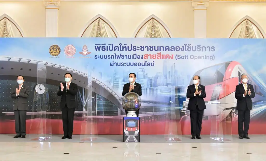 นายกฯ ทำพิธีเปิดทดลองใช้บริการระบบรถไฟชานเมืองสายสีแดง ช่วงบางซื่อ-รังสิตและบางซื่อ-ตลิ่งชันฟรี ให้ประชาชนเดินทางออกสู่ภูมิภาคและเข้าสู่กรุงเทพฯ ชั้นในได้สะดวก รวดเร็ว ปลอดภัย