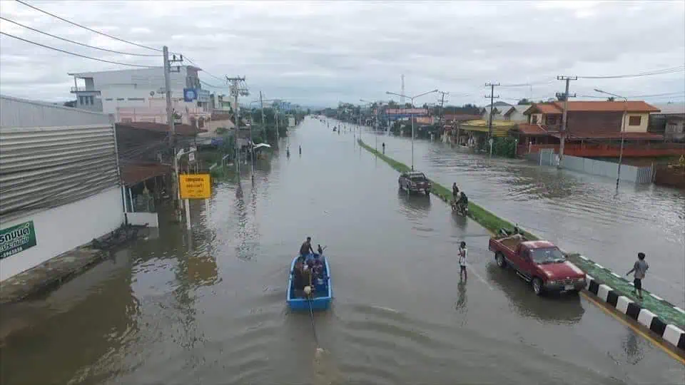 “สมศักดิ์ เทพสุทิน”เตรียมรับนายกฯตรวจน้ำท่วม ลั่น“สุโขทัย”ไม่ใช่พื้นที่วัดพลัง ชี้“การเมืองแบบสุภาพบุรุษ จะไม่ตกปลาในอ่าง เตือน“เขียนวัวให้เสือกลัว เพราะถ้าเสือไม่กลัววัวก็ตายหมดฝูง”