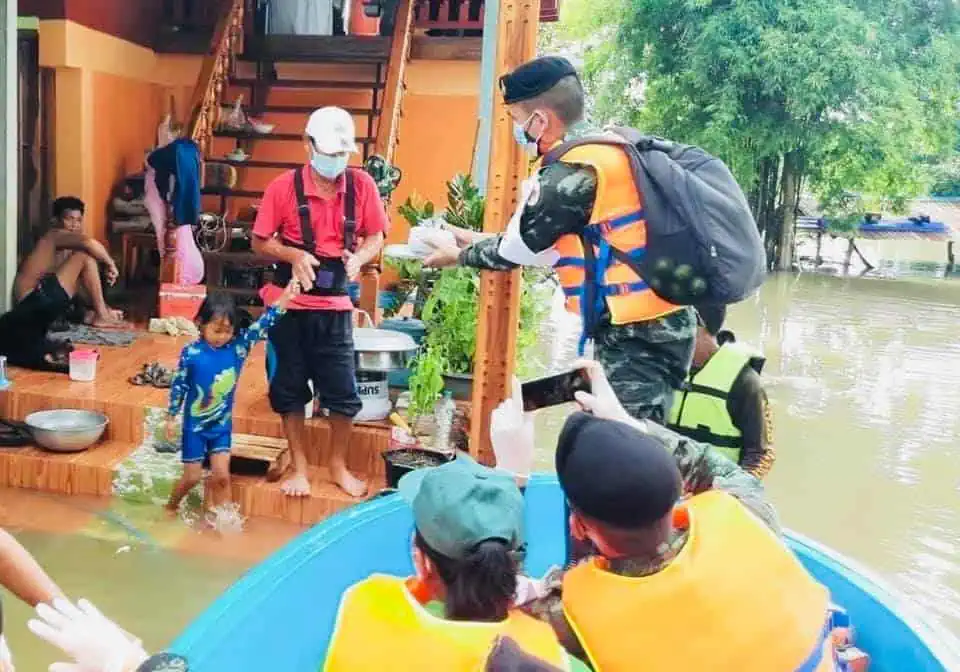 “สมศักดิ์ เทพสุทิน”เตรียมรับนายกฯตรวจน้ำท่วม ลั่น“สุโขทัย”ไม่ใช่พื้นที่วัดพลัง ชี้“การเมืองแบบสุภาพบุรุษ จะไม่ตกปลาในอ่าง เตือน“เขียนวัวให้เสือกลัว เพราะถ้าเสือไม่กลัววัวก็ตายหมดฝูง”