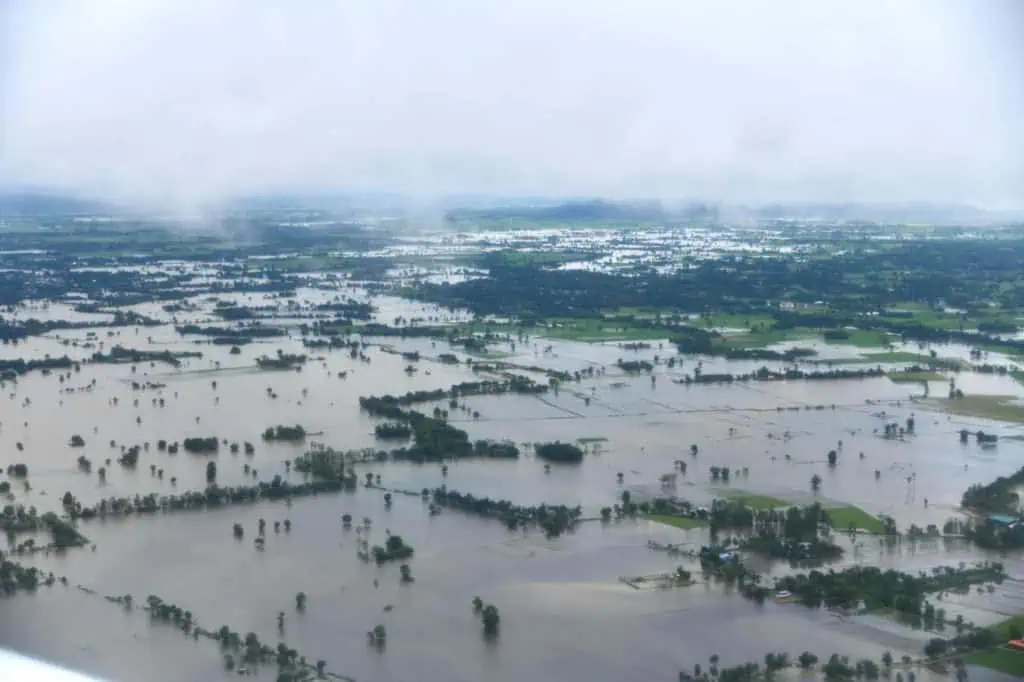 นายกรัฐมนตรีนำรัฐมนตรี ส.ส. ลงพื้นที่ประสบอุทกภัยจังหวัดสุโขทัย กำชับส่วนราชการเร่งเยียวยาประชาชน