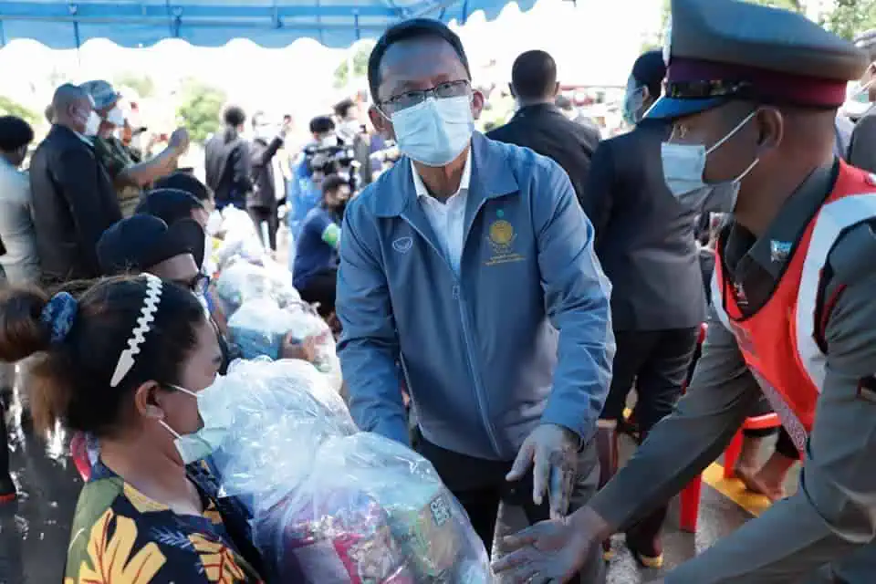 นายกรัฐมนตรีนำรัฐมนตรี ส.ส. ลงพื้นที่ประสบอุทกภัยจังหวัดสุโขทัย กำชับส่วนราชการเร่งเยียวยาประชาชน