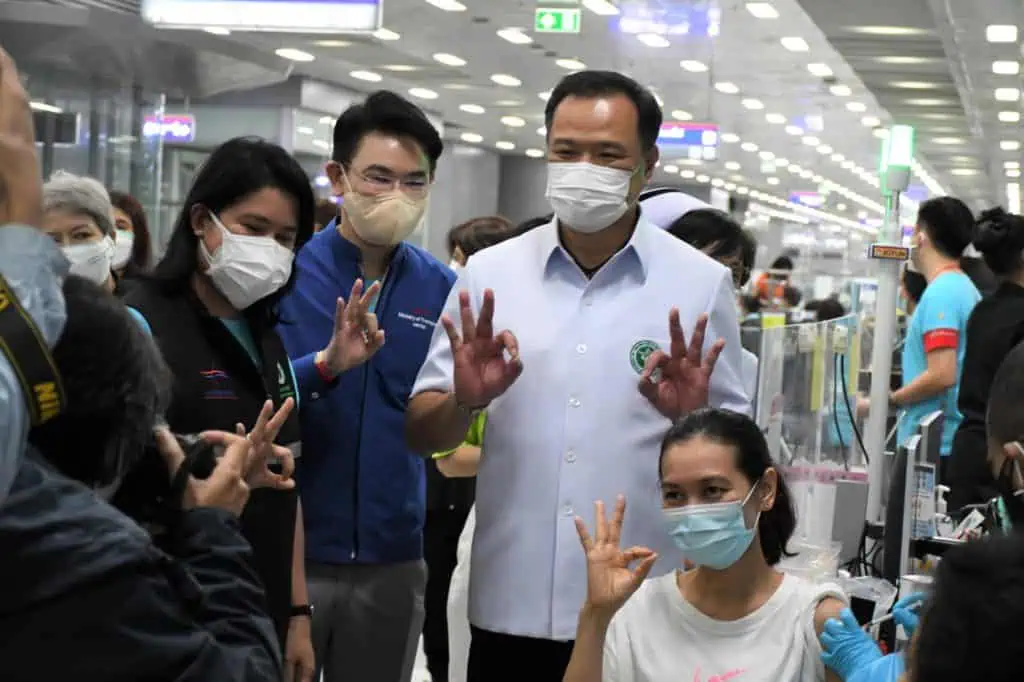 สธ.เผยฉีดวัคซีนโควิดวันมหิดลได้ 1.3 ล้านโดส ยอดสะสมเกิน 50 ล้านโดส ครึ่งทางเป้า 100 ล้านโดส ต.ค.เป็นต้นไปจะฉีดเดือนละกว่า 20 ล้านโดส คาดฉีดเข็ม 2 ครอบคลุมถึง 74% สิ้นปีนี้