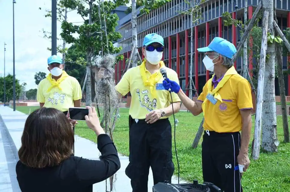 สมาชิกวุฒิสภาทำกิจกรรมจิตอาสาริมแม่น้ำเจ้าพระยาบริเวณรัฐสภาถวายเป็นพระราชกุศลรัชกาลที่9