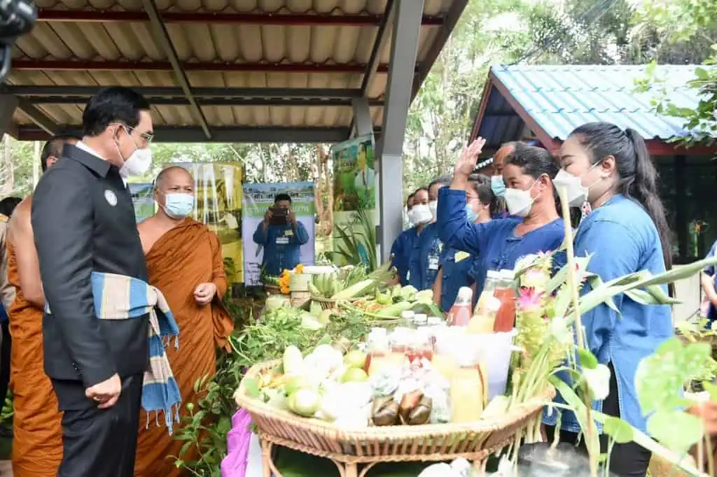 นายกฯ ชื่นชมแหล่งเรียนรู้พลังงานทดแทน “โคกอีโด่ยวัลเล่ย์” ร.ร.ศรีแสงธรรม ย้ำไม่เคยโกรธโซเชียลมีเดียว่าเยอะ แต่ลุงรู้ว่าทำอะไรอยู่