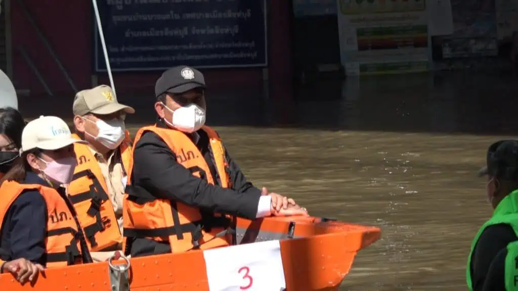 นายกฯตรวจพนังกั้นน้ำริมแม่น้ำเจ้าพระยา จ.สิงห์บุรี ย้ำรัฐบาลห่วงใยประชาชน เผยด้วยพลังความรัก พลังสนับสนุน ทำให้มีกำลังใจเดินหน้าแก้ไขปัญหาต่อไป