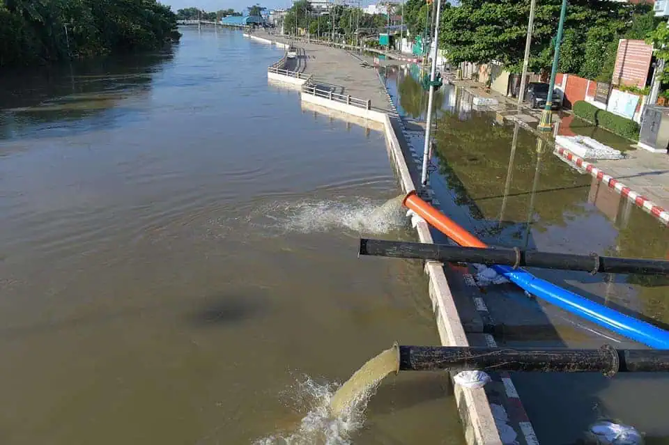 กรมชลประทานเร่งระบายน้ำท่วมลุ่มแม่น้ำท่าจีนในพื้นที่จังหวัดสุพรรณบุรี และนครปฐม