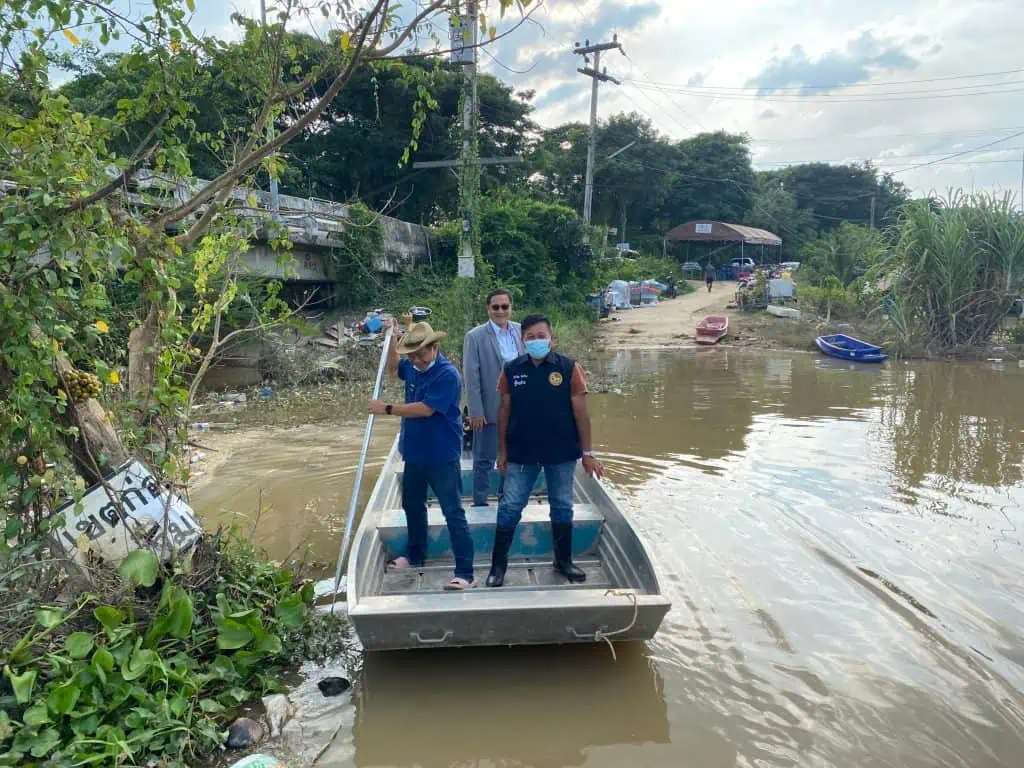 รัฐมนตรีเกษตรกำชับชลประทานช่วยชาวจ.เพชรบุรี "อลงกรณ์"ลงเรือเยี่ยม ประสานผู้ว่าฯรีบแก้ไข