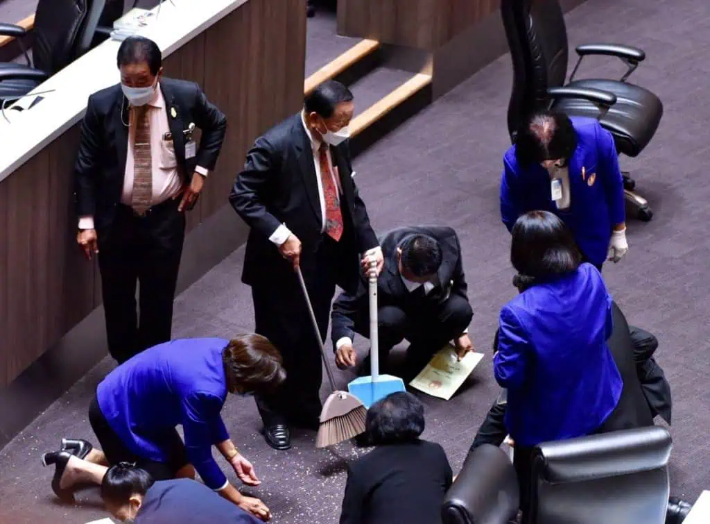 “พิเชษฐ์ เชื้อเมืองพาน” หว่านข้าว-ปุ๋ย กลางสภาผู้แทนราษฎร ประชดรมต.ชิ่งหนีตอบปัญหาราคาข้าว