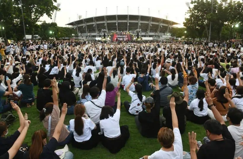 ศาลรัฐธรรมนูญชี้ “อานนท์ –รุ้ง- ไมค์ ” ล้มล้างการปกครอง ในระบอบประชาธิปไตยอันมีพระมหากษัตริย์ทรงเป็นประมุข และสั่งการให้ทั้งสาม กลุ่มองค์กรเครือข่ายเลิกกระทำการดังกล่าว