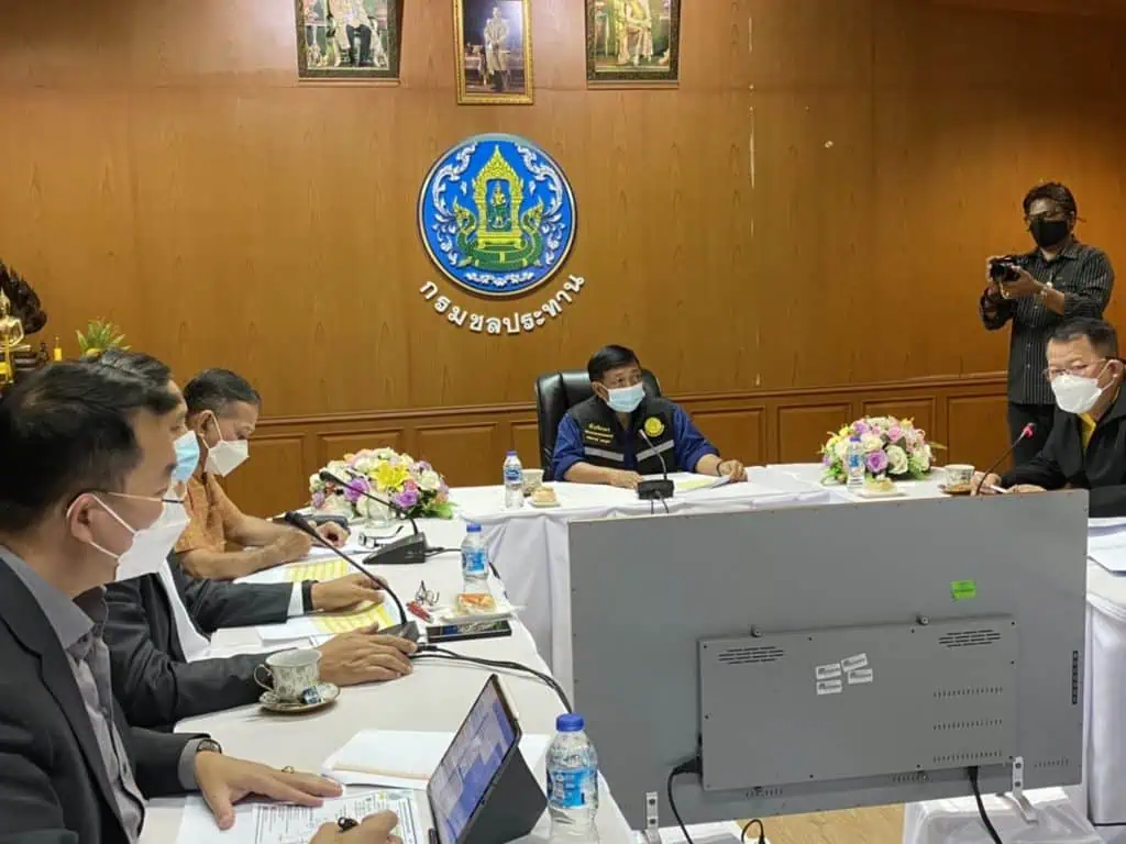 “อลงกรณ์ พลบุตร”ระดมทีมกรมชลประทานและจังหวัดเพชรบุรีเร่งรับมือสถานการณ์น้ำท่วม