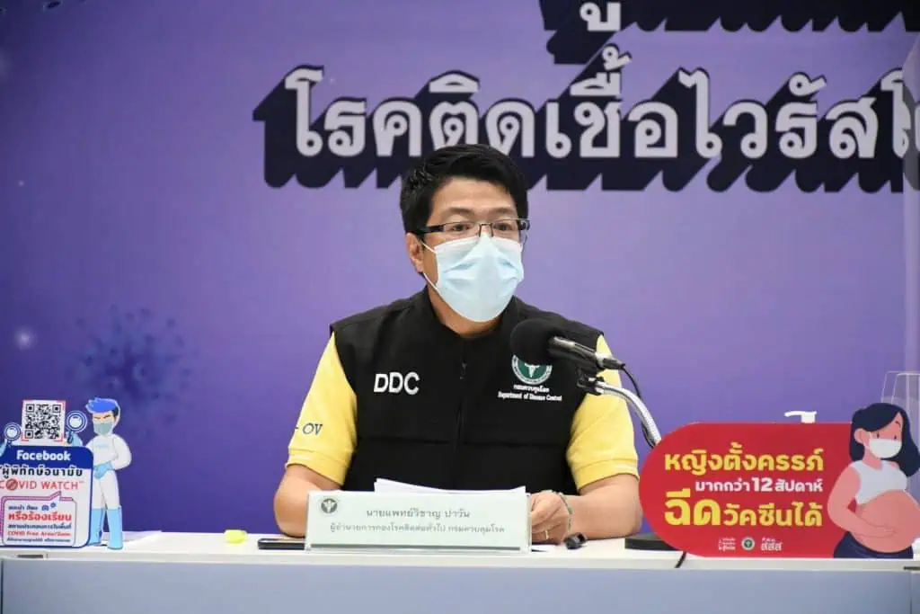 สธ.ระบุผู้ติดเชื้อโควิดเพิ่มขึ้น 5 เท่าจากต้นปี แต่อัตราผู้ป่วยอาการหนักและเสียชีวิตลดลง ใช้ระบบการดูแลรักษาที่บ้านเป็นหลัก ระบบสาธารณสุขจึงยังรองรับได้