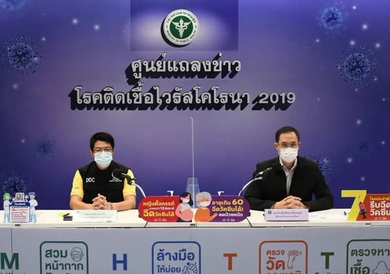 สธ.ระบุผู้ติดเชื้อโควิดเพิ่มขึ้น 5 เท่าจากต้นปี แต่อัตราผู้ป่วยอาการหนักและเสียชีวิตลดลง ใช้ระบบการดูแลรักษาที่บ้านเป็นหลัก ระบบสาธารณสุขจึงยังรองรับได้