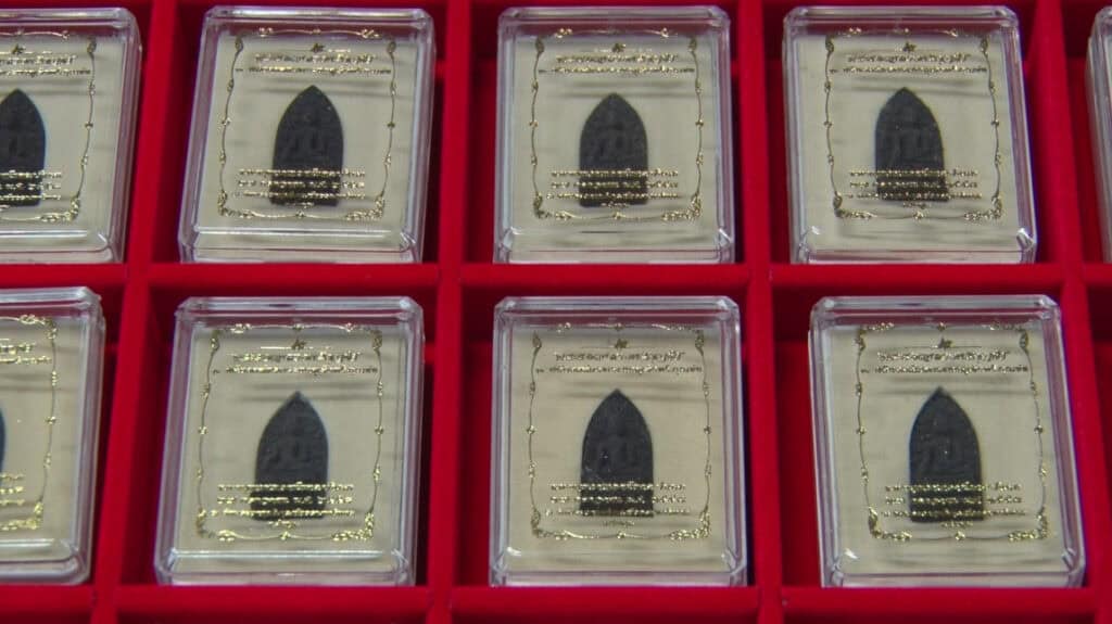 ฮือฮา !! เซียนพระลำพูนเปิดกรุพระรอดสมทบทุนสร้างตึกอุบัติเหตุโรงพยาบาล ฮือฮา !! เซียนพระลำพูนเปิดกรุพระรอดสมทบทุนสร้างตึกอุบัติเหตุโรงพยาบาล