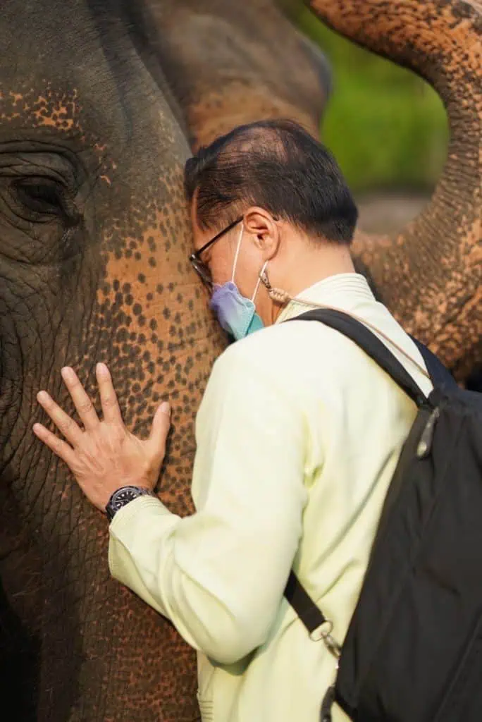 วีระศักดิ์ โควสุรัตน์ : โควิดยังขวิดช้างอย่างแรง