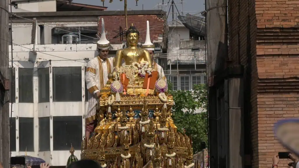 เชียงใหม่ จัดพิธีสรงน้ำพระพุทธสิหิงค์ และพระพุทธรูปสำคัญ เพื่อความเป็นสิริมงคล