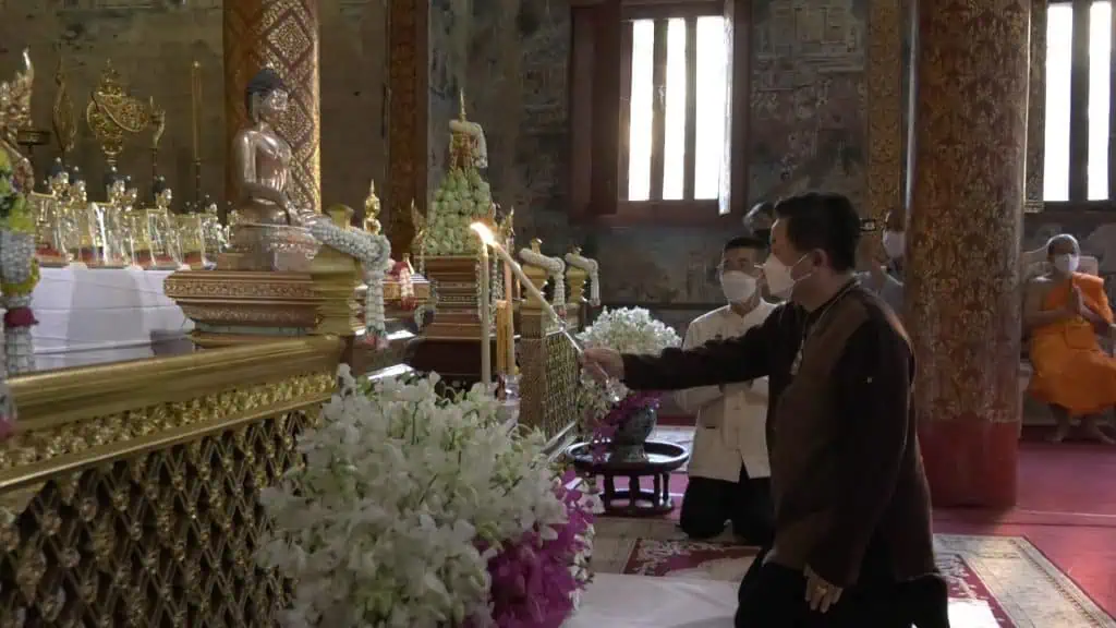 ชาวเชียงใหม่ทำบุญสมโภชพระพุทธสิหิงค์ อัญเชิญแห่สักการะบูชา เพื่อความเป็นสิริมงคลในช่วงเทศกาลสงกรานต์