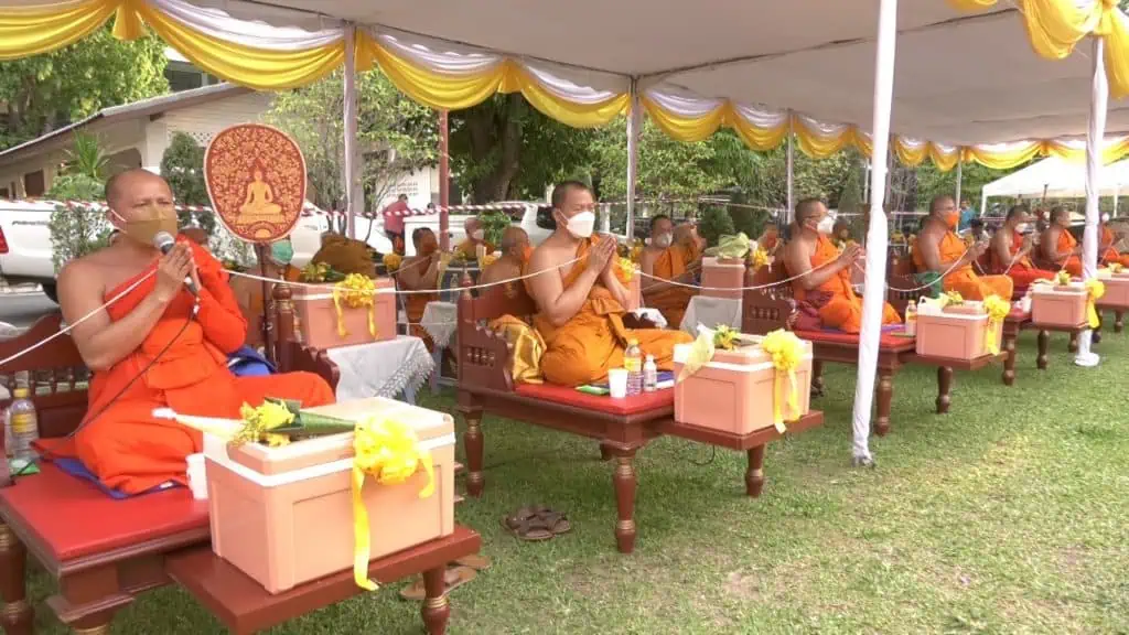 ชาวเชียงใหม่ทำบุญสมโภชพระพุทธสิหิงค์ อัญเชิญแห่สักการะบูชา เพื่อความเป็นสิริมงคลในช่วงเทศกาลสงกรานต์