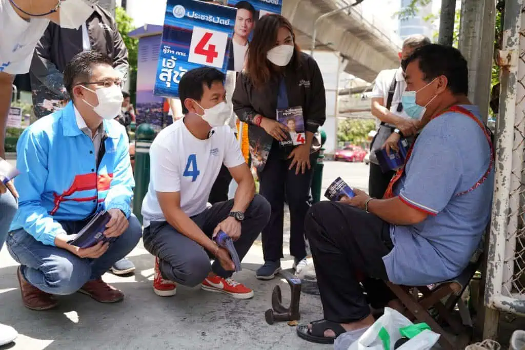 เอ้-สุชัชวีร์ ลงพื้นที่พญาไท เจอทีมติดป้ายหาเสียงขวางการจราจร สั่งรื้อทันที ไม่ให้ประชาชนเดือดร้อน