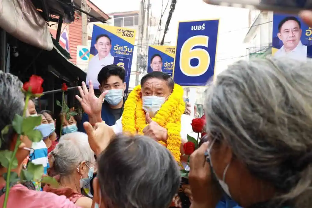 พล.ต.อ.อัศวิน ลงพื้นที่ตลาดเช้า เขตบางพลัด เสียงตอบรับดีเกินคาด