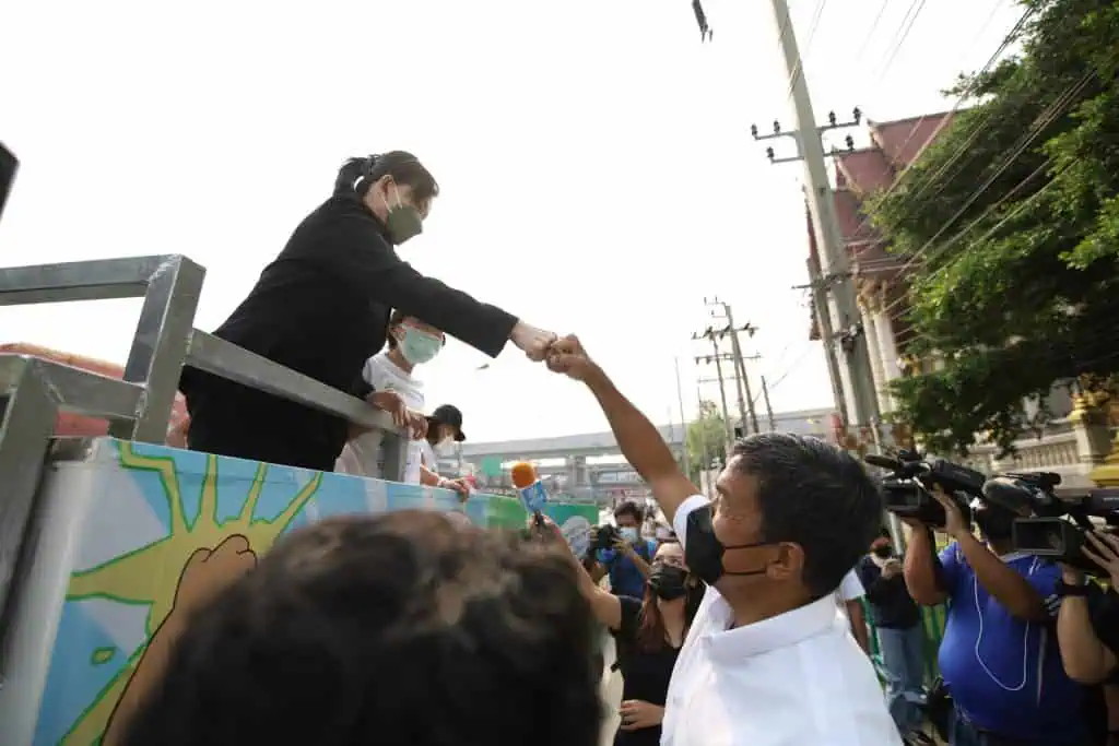 “ ชัชชาติ” ดร.ยุ้ย จับมือ ปวีณา หงสกุล หาเสียงพื้นที่เขตดอนเมือง ขึ้นขบวนรถยนต์ไฟฟ้า (EV) ตอกย้ำแนวคิด "หาเสียงแบบรักเมือง”