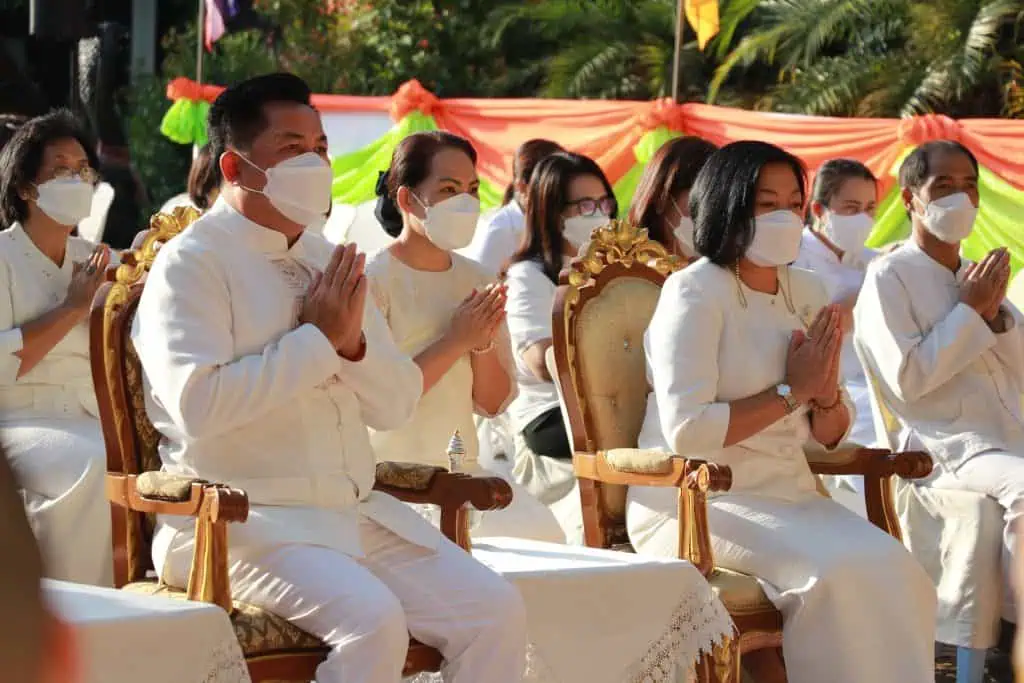 ชาวเชียงใหม่ ร่วมทำบุญตักบาตรในวันวิสาขบูชา