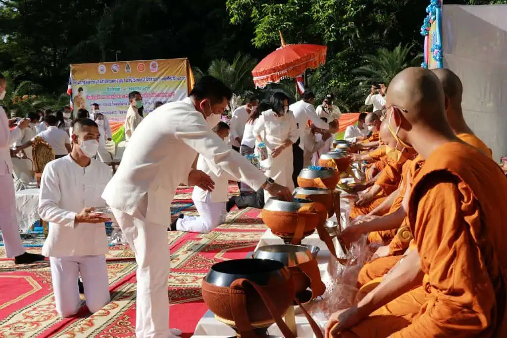 ชาวเชียงใหม่ ร่วมทำบุญตักบาตรในวันวิสาขบูชา