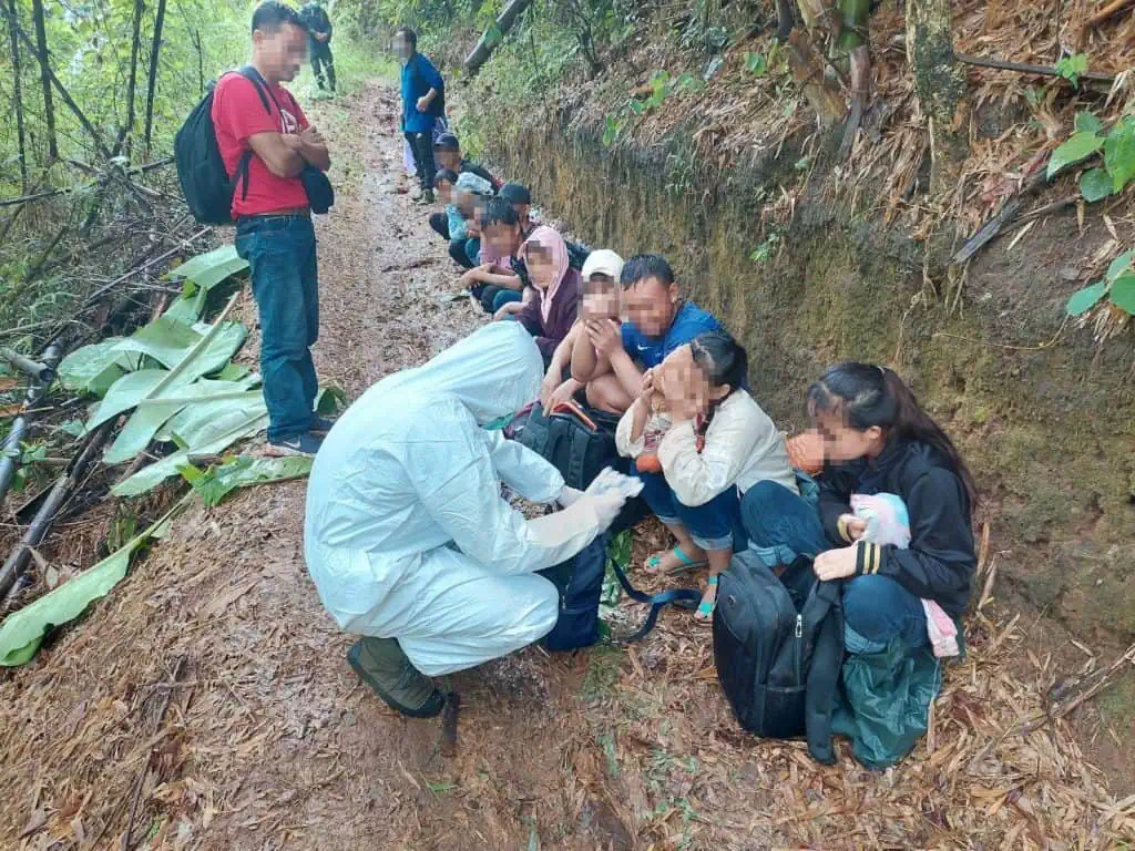 กองกำลังผาเมืองจับ 12 ต่างด้าวลอบเข้าเมืองชายแดนแม่ฟ้าหลวง