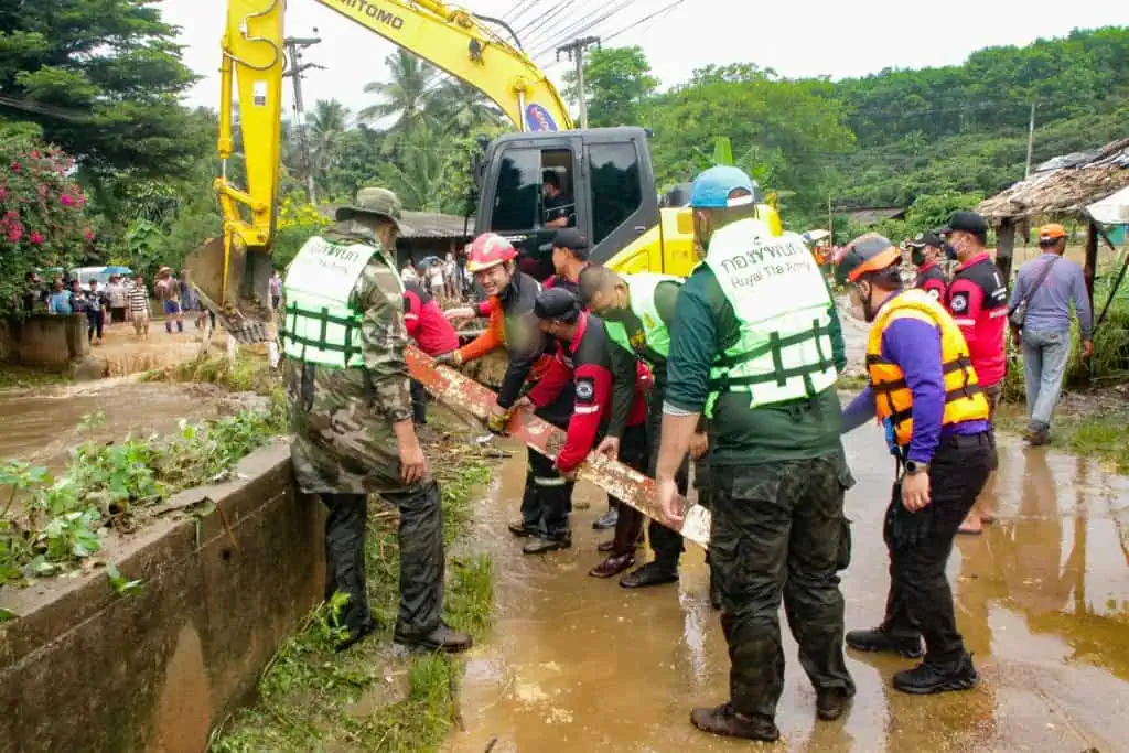 ทหาร ร.7 พัน 2 ช่วยผู้ประสบอุทกภัยในพื้นที่เชียงดาว