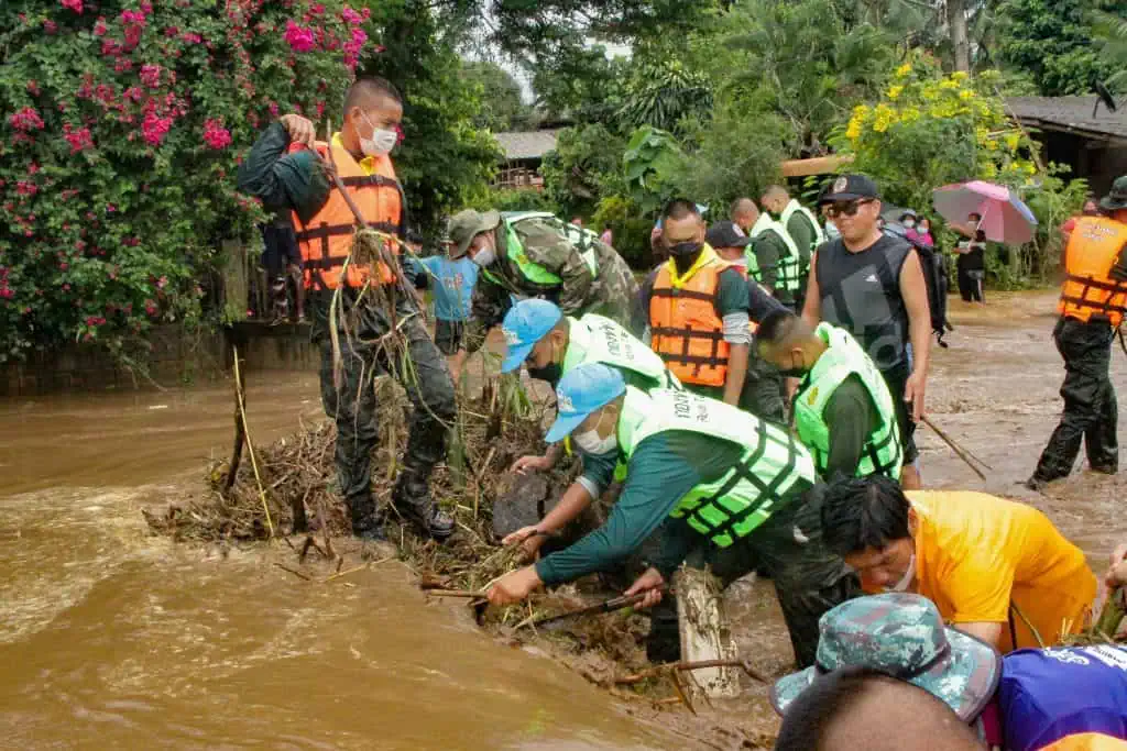 ทหาร ร.7 พัน 2 ช่วยผู้ประสบอุทกภัยในพื้นที่เชียงดาว