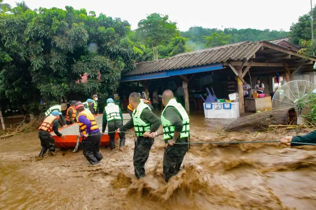 ทหาร ร.7 พัน 2 ช่วยผู้ประสบอุทกภัยในพื้นที่เชียงดาว