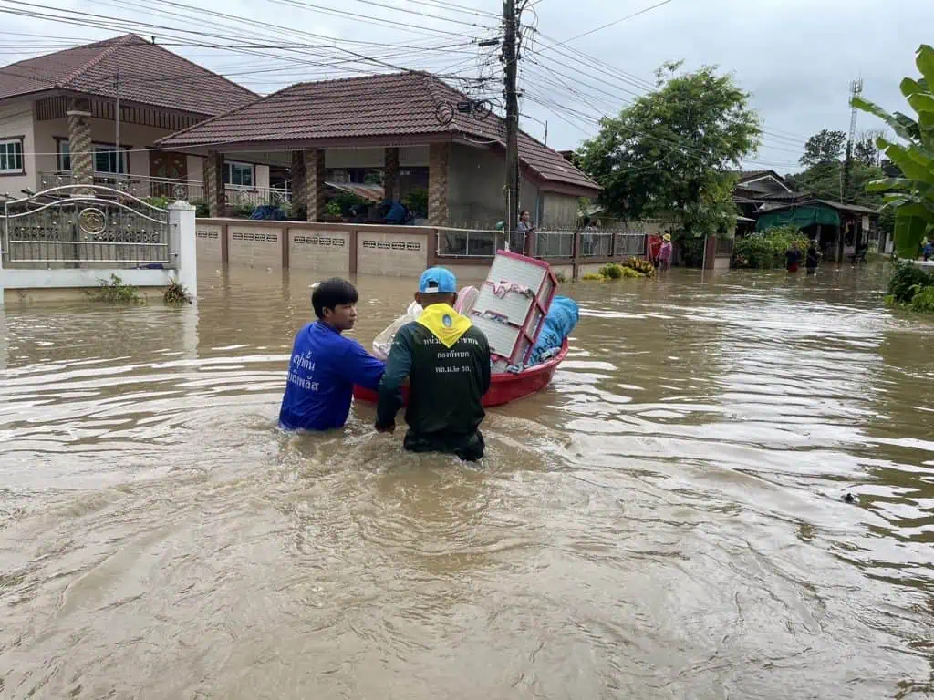 กองกำลังผาเมืองระดมช่วยผู้ประสบอุทกภัยในพื้นที่อ.ฝาง จ.เชียงใหม่