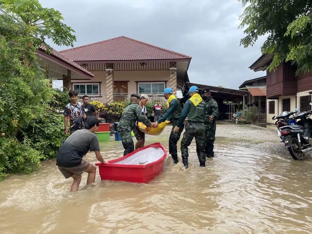 กองกำลังผาเมืองระดมช่วยผู้ประสบอุทกภัยในพื้นที่อ.ฝาง จ.เชียงใหม่