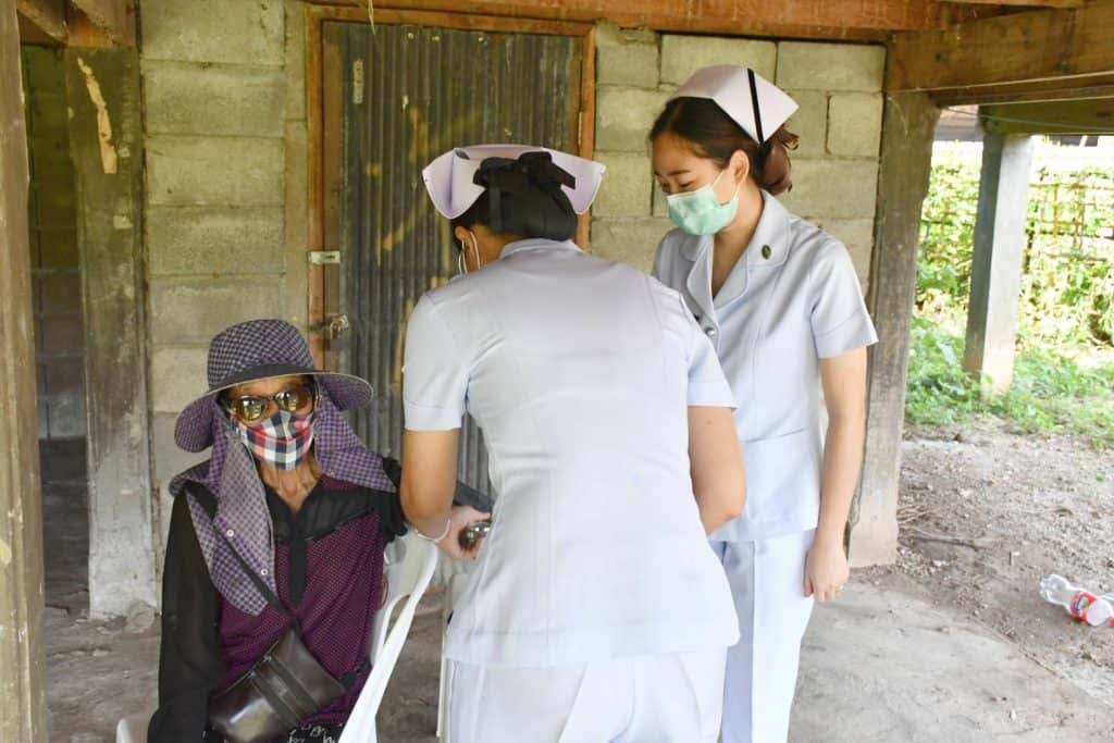 ผบ.มทบ.34 เยี่ยมบ้านทหารใหม่ ให้วีดิโอคอลกับญาติคลายความคิดถึง ผบ.มทบ.34 เยี่ยมบ้านทหารใหม่ ให้วีดิโอคอลกับญาติคลายความคิดถึง