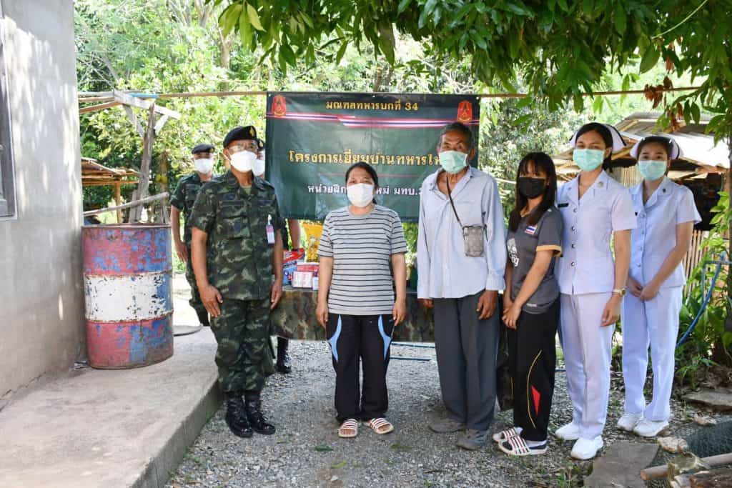 ผบ.มทบ.34 เยี่ยมบ้านทหารใหม่ ให้วีดิโอคอลกับญาติคลายความคิดถึง ผบ.มทบ.34 เยี่ยมบ้านทหารใหม่ ให้วีดิโอคอลกับญาติคลายความคิดถึง