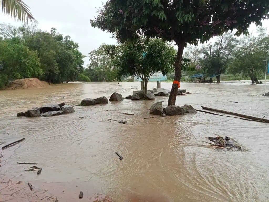 กรมชลประทานเร่งระบายน้ำท่วมเมืองเชียงใหม่ หลังเกิดฝนตกหนักในพื้นที่ครอบคลุมทั้งจังหวัด