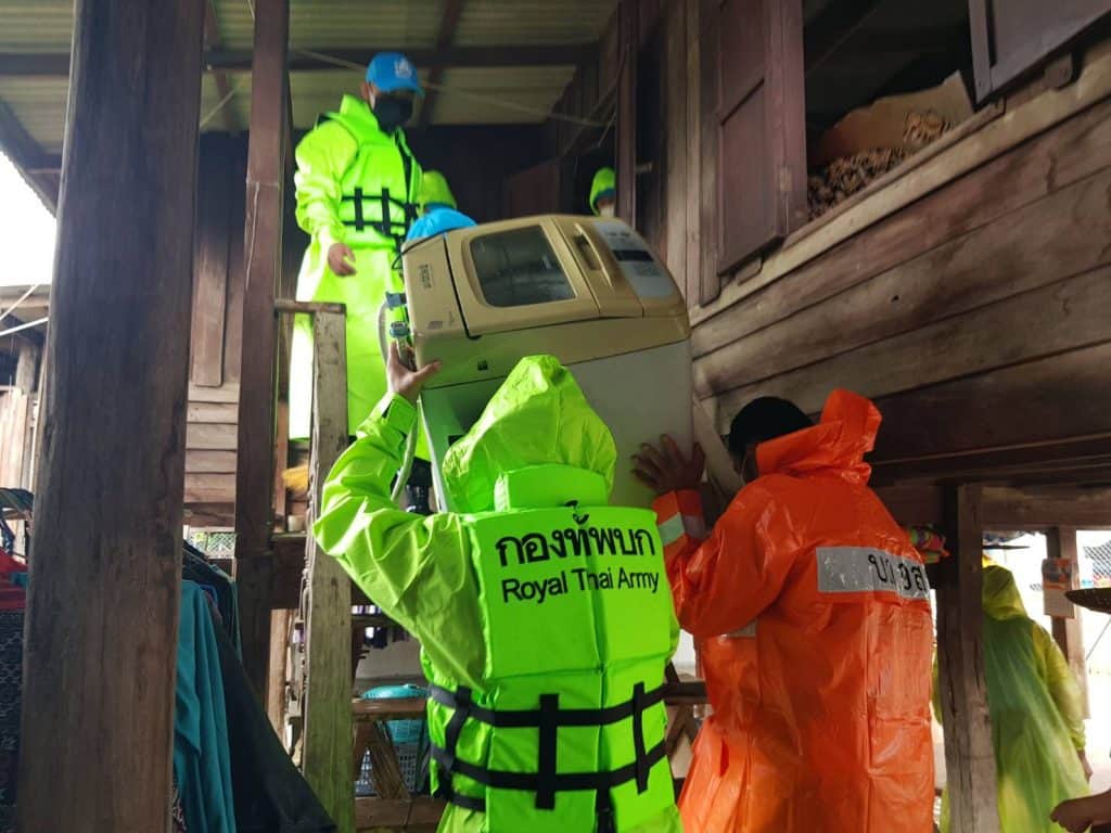 มทบ.33 ช่วยผู้ประสบอุทกภัยในพื้นที่จังหวัดเชียงใหม่ มทบ.33 ช่วยผู้ประสบอุทกภัยในพื้นที่จังหวัดเชียงใหม่